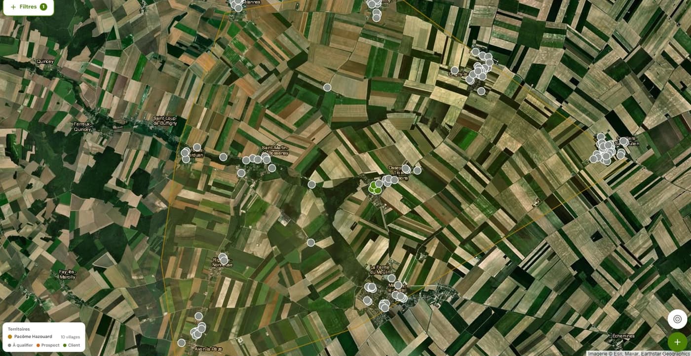 La carte satellite d'AgriCorner Pro : les exploitations d'un secteur, repérées par des pastilles, avec la barre de recherche et les filtres.