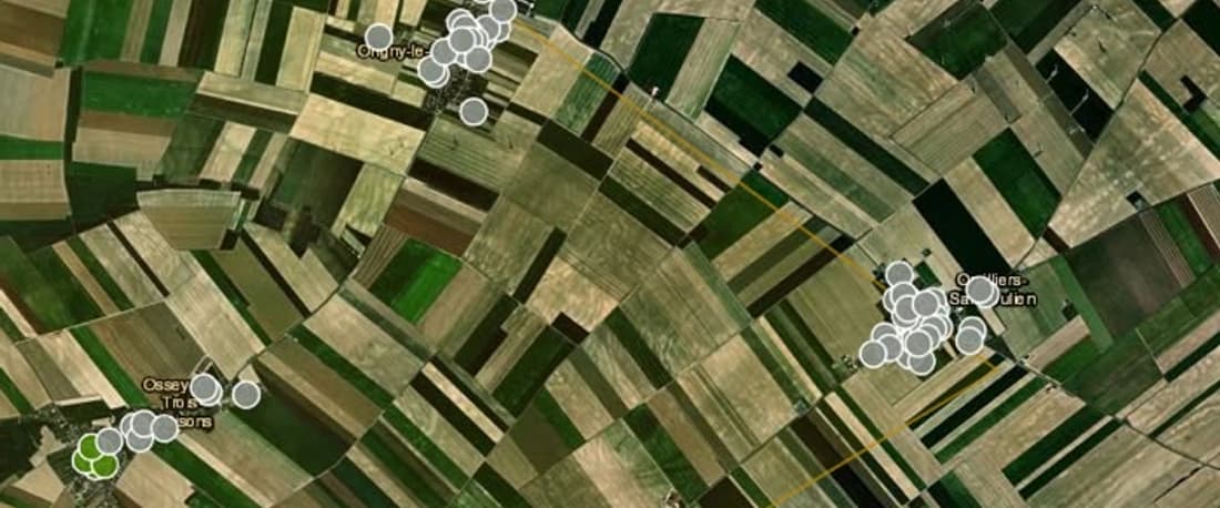 Vue rapprochée de la carte : les exploitations d'un village repérées une à une sur la vue satellite.