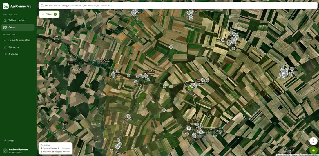 La carte satellite sur ordinateur : les exploitations du secteur apparaissent en pastilles colorées selon leur statut, avec la barre de recherche, les filtres et la légende des territoires.